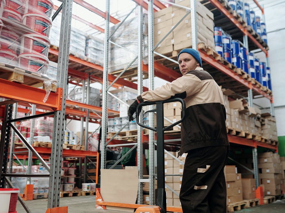 Interior de una cámara de congelación con evaporadores y racks de producto