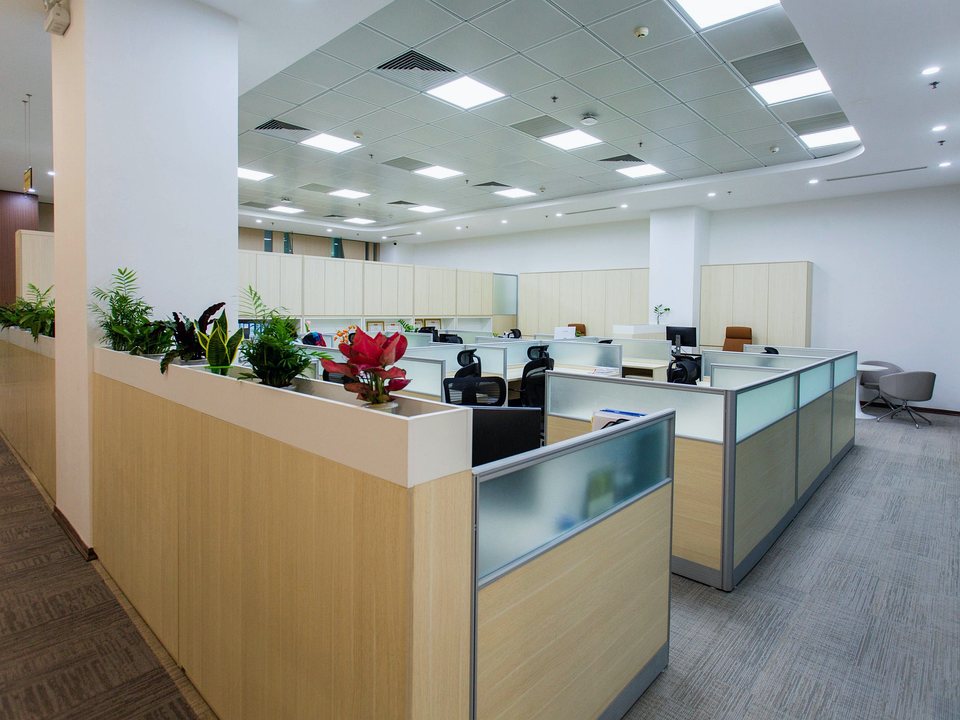 Oficinas corporativas con difusores tipo cassette en el plafón