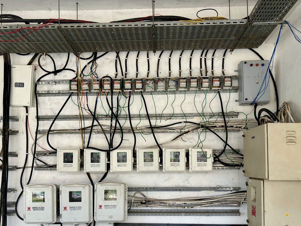Tablero eléctrico industrial con variadores de frecuencia instalados