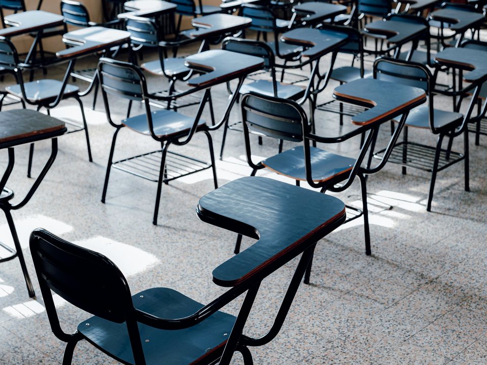 Aula escolar con un equipo de aire acondicionado tipo minisplit recién instalado