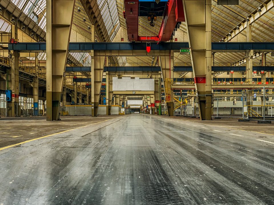 Interior de una nave industrial con ductería de aire acondicionado a la vista